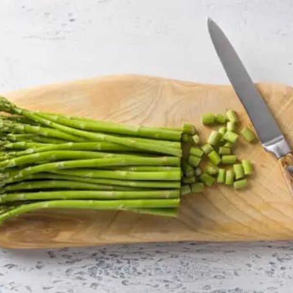 cutting asparagus in pieces