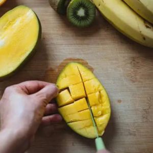 cutting mango`