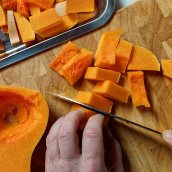 cutting pumpkin in piece
